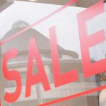 Vitrine professionnelle : les avantages des stickers pour communiquer vos offres