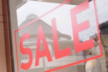 Vitrine professionnelle : les avantages des stickers pour communiquer vos offres