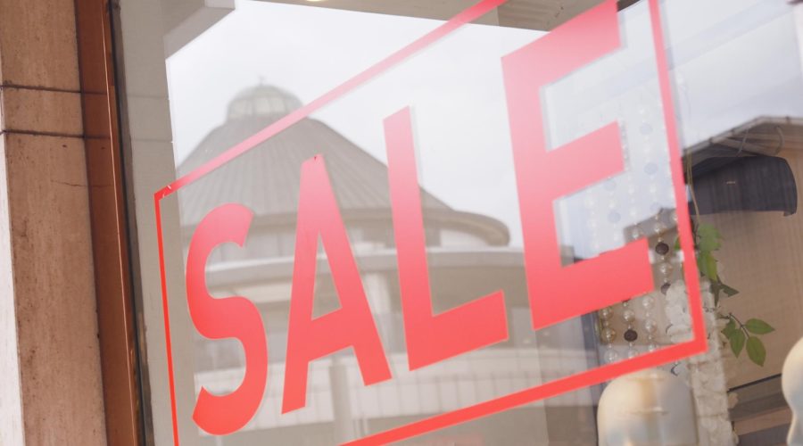 Vitrine professionnelle : les avantages des stickers pour communiquer vos offres