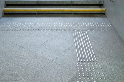 Dalle podotactile : un dispositif essentiel pour l’accessibilité