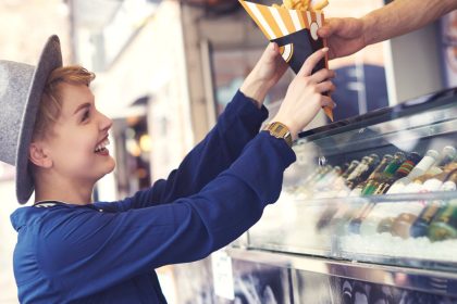 Street food : pourquoi le camion friterie reste un investissement gagnant ?