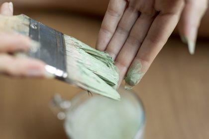 Peinture naturelle dans le bâtiment : comment choisir une finition adaptée à chaque support ?
