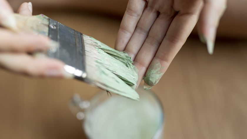 Peinture naturelle dans le bâtiment : comment choisir une finition adaptée à chaque support ?