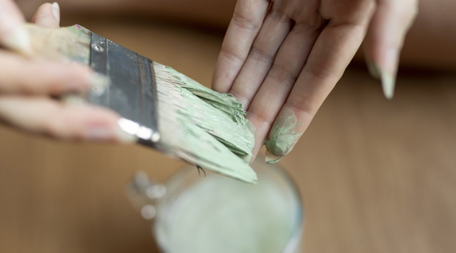 Peinture naturelle dans le bâtiment : comment choisir une finition adaptée à chaque support ?